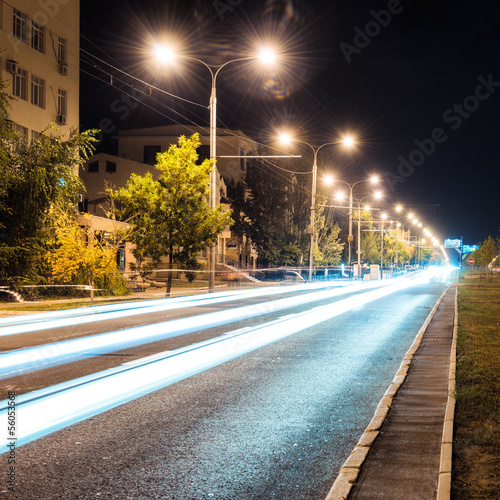 Board z aluminiowym obramowaniem Droga asfaltowa z iluminacjami w mieście