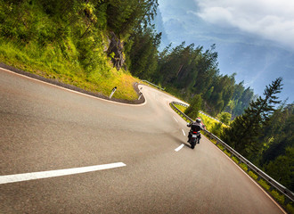 Fotobehang - biker in austrian mountains