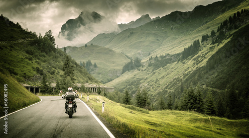 Naklejka dekoracyjna Motorcyclist on mountainous highway