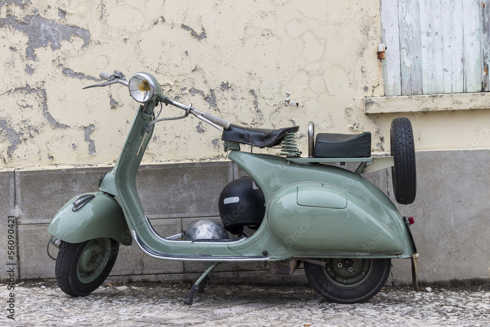 retro-wloski-skuter-w-kolorze-khaki-na-tle-starego-budynku
