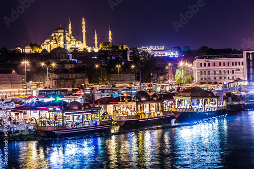 Plakat na papierze fotorealistycznym Nocny widok na restauracje na końcu mostu galata, s