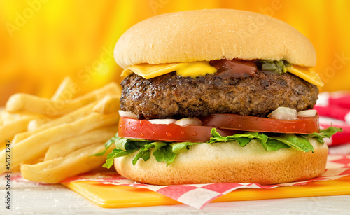 Board z aluminiowym obramowaniem Cheeseburger i frytki