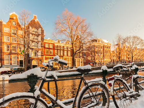 Fotoboard na płycie Rowery pokryte śniegiem podczas zimy w Amsterdamie