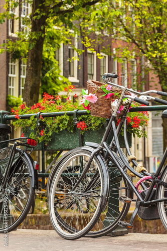 Nowoczesny obraz na płótnie Summer view of bicycles in the Dutch city Amsterdam