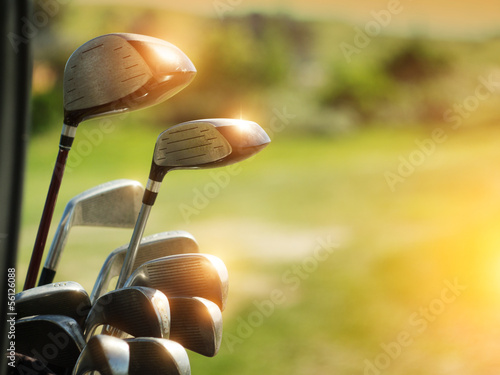 Obraz na płótnie canvas dwuczęściowy "dyptyk" Kierowców klubów golfowych na zielonym tle pola