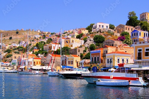 Fotoboard na płycie Kolorowy port z łodzi w symi, Grecja