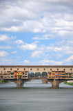 Piękny widok na Ponte Vecchio na rzece Arno, Florencja, Włochy