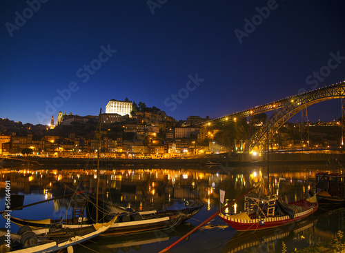 Naklejka samoprzylepna Stare miasto rzeka porto w Portugalii w nocy