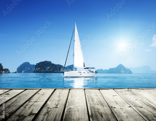 Board z aluminiowym obramowaniem Jacht i ocean niebieski wody