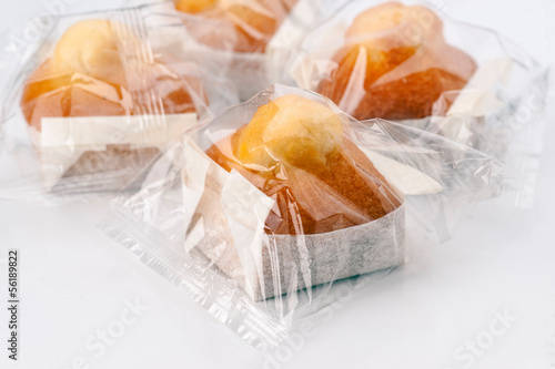 Fotografía cupcakes individually wrapped in transparent plastic