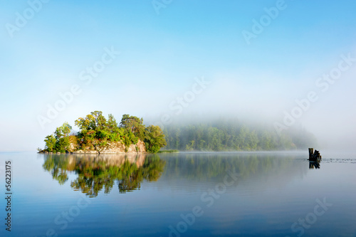 Plakat na papierze fotorealistycznym Wyspa w mglisty poranek