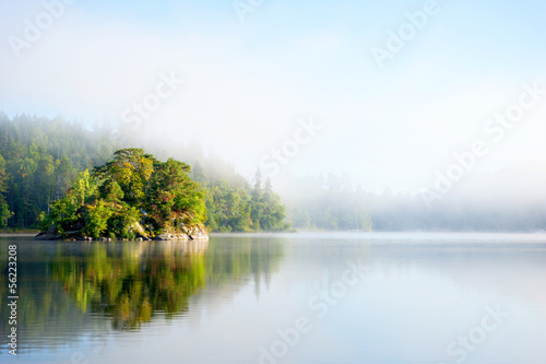 Plakat na papierze fotorealistycznym Wyspa w mglisty poranek