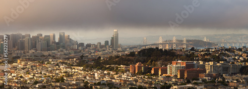 Board z aluminiowym obramowaniem San francisco i panorama bay bay w mglisty letnie popołudnie