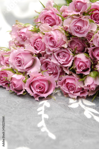 Naklejka na szybę Big Roses Bouquet and Silk background