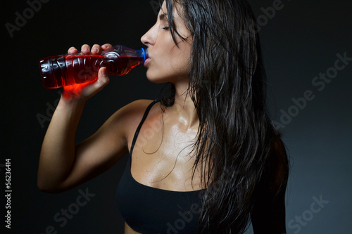 Foto beautiful woman with energy drink, studio shot