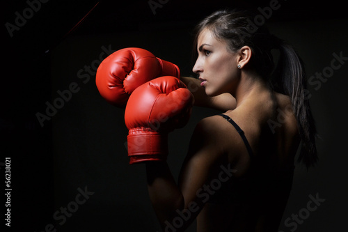Leinwand Poster Schöne Frau mit den roten Boxhandschuhen