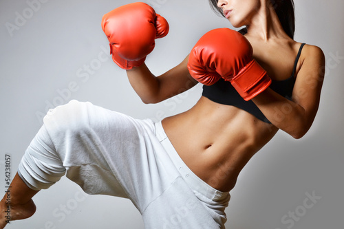 Cuadros en Lienzo beautiful woman with the red boxing gloves, studio shot