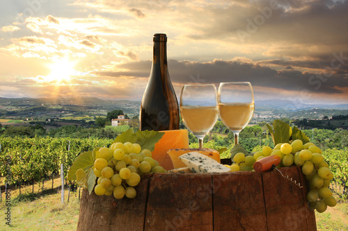 Tapeta ścienna Białe wino z barell w winnicy, Chianti, Toskania, Włochy