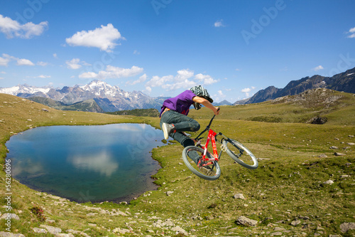 Fotoboard na płycie Przeskoczyć z mtb na alpejskim jeziorze