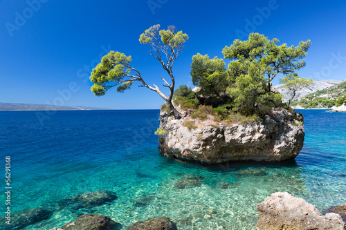 Tapeta ścienna Chorwacka plaża w słoneczny dzień, brela, chorwacja