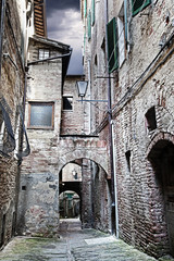 Fototapete - Narrow street between buildings (Siena. Tuscany, Italy)
