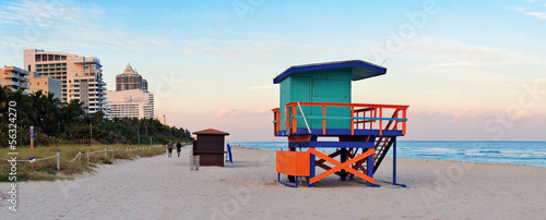 Plakat na papierze fotorealistycznym Miami Beach Sunset panorama z wieżą ratownik i hotele.