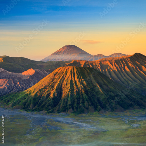 Obraz na płótnie canvas dwuczęściowy "dyptyk" Wulkan bromo w parku narodowym Tengger semeru w sunris