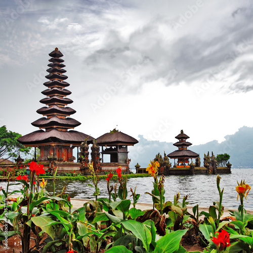 Naklejka na kafelki Pura Ulun Danu temple on a lake Beratan. Bali