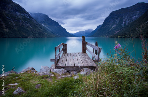 Board z aluminiowym obramowaniem Drewniany dok na norweskim jeziorze