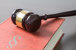 © stockpics - Richterhammer und Gesetzbuch
