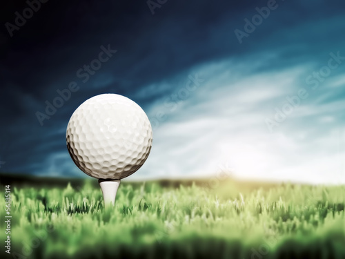 Obraz na płótnie canvas czteroczęściowy "tetraptyk" Piłeczki do golfa umieszczone na białym golfowym tee na zielonej trawie pole golfowe