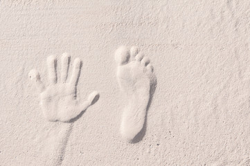 Pied et main dans le sable