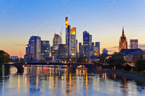 Board z aluminiowym obramowaniem Panoramę miasta Frankfurtu o zmierzchu, Niemcy