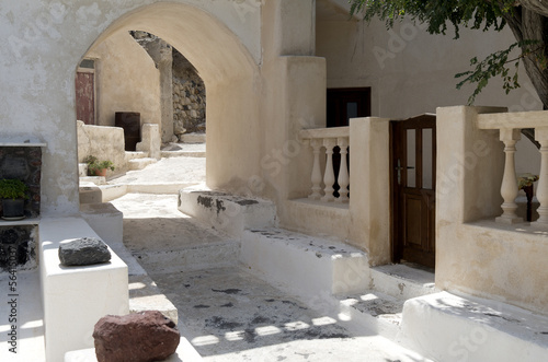 Board z aluminiowym obramowaniem Kamari wieś na wyspie santorini w grecji.