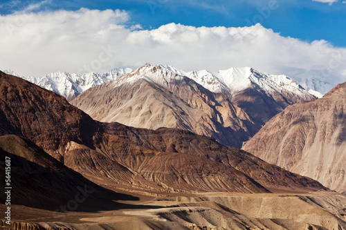 Board z aluminiowym obramowaniem Panorama himalaya krajobraz górski w ladakh, północnych indiach