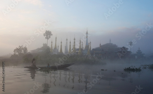Plakat na papierze fotorealistycznym Pa-o plemię ludzi pływających w drewnianej łodzi na inle lake, Myanmar