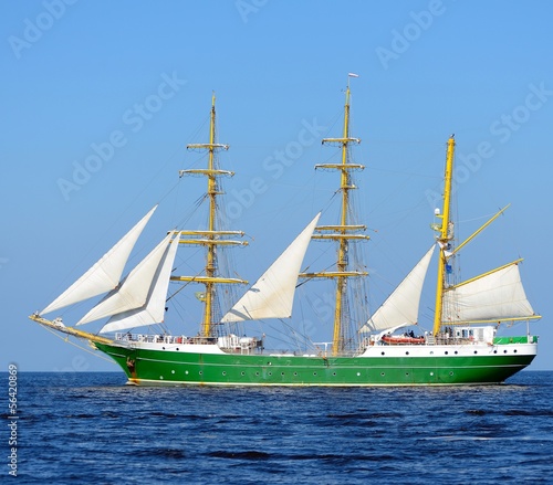 Naklejka - mata magnetyczna na lodówkę old historical green tall ship with white sails in blue sea