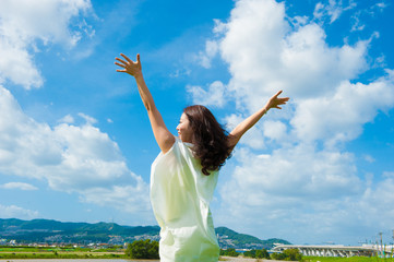 Canvas Print - 青空に向かって手を広げる一人の女性