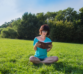 Poster - Young woman with diary in park