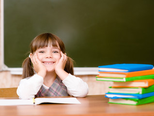 Fototapete - Portrait of lovely girl in classroom.
