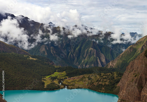 Board z aluminiowym obramowaniem Jezioro phoksumdo w dolpo obszarze w himalaya nepal