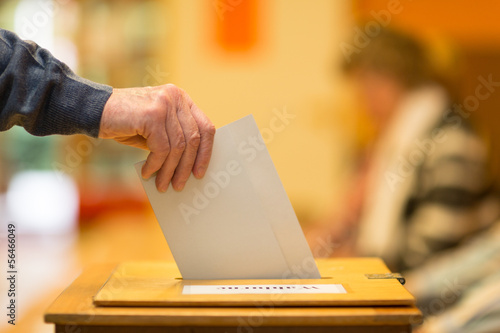 Foto  Stimmzettel in Wahlurne