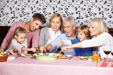 Wall Mural - Große Familie beim Abendessen