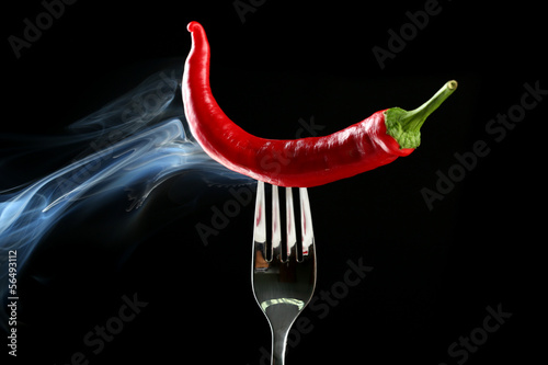 Naklejka samoprzylepna Czerwona papryczka chili na widelec, odizolowane na czarno