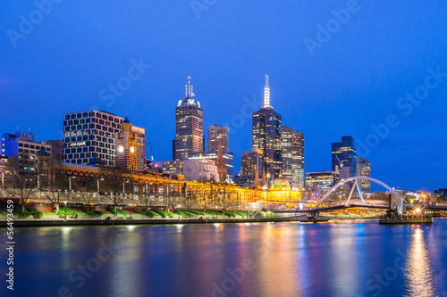 Board z aluminiowym obramowaniem Melbourne city at night