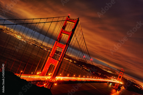 Board z aluminiowym obramowaniem Zachód słońca na mostu golden gate