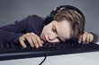 enfant garçon dormant sur son clavier d'ordinateur