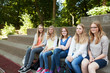 © Christian Schwier - Schulfreundinnen genießen Pause