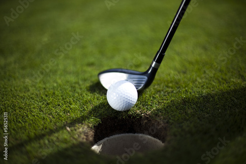 Obraz na płótnie canvas trzyczęściowy "tryptyk" Kij golfowy i piłka w trawie