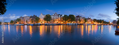 Obraz na płótnie canvas Gwiaździsta noc, scena spokojnego kanału, Amsterdam, Holandia